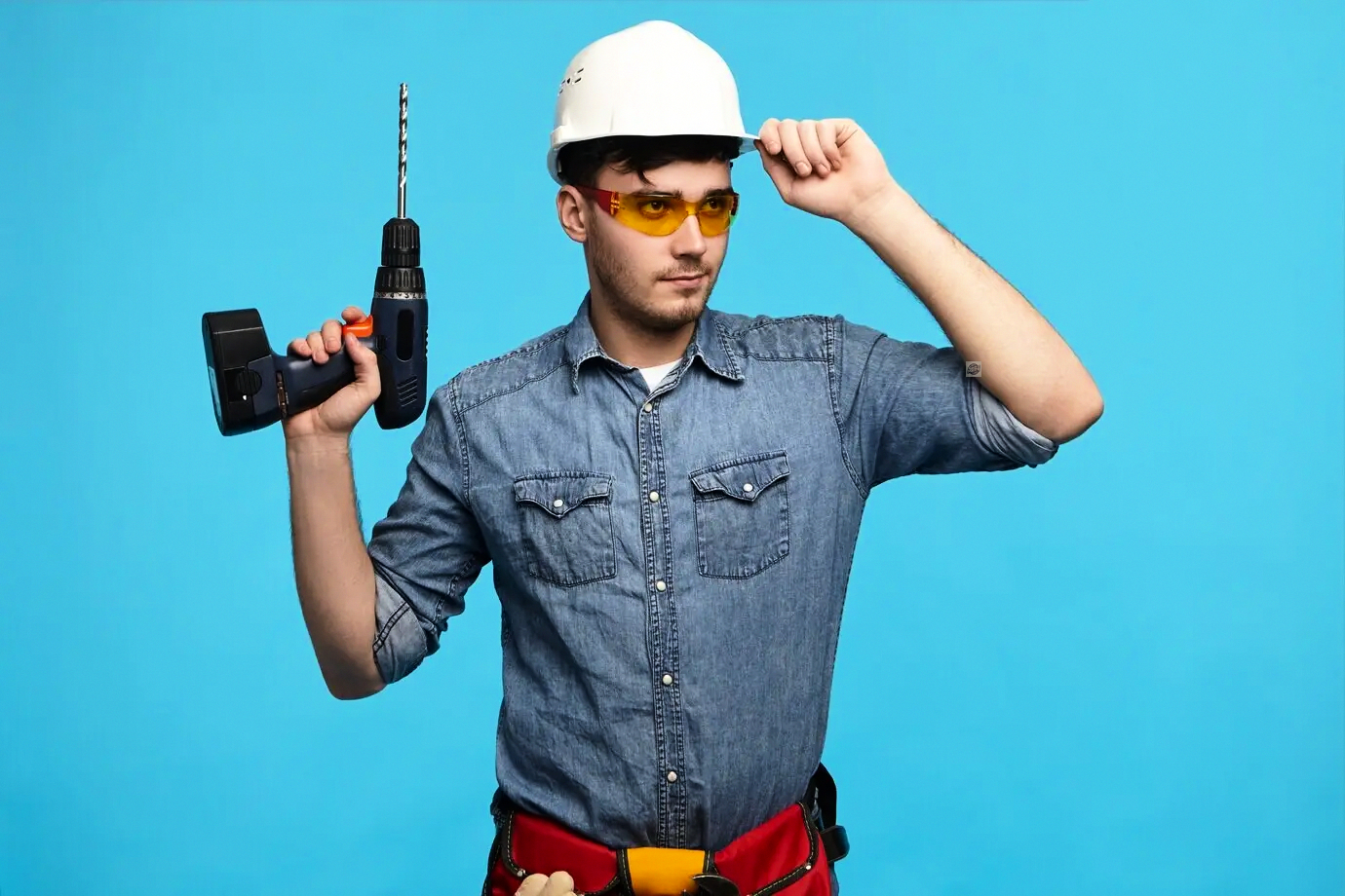 Pizarra enumerando hitos del flujo de trabajo de configuración de sistemas de presupuestación en holdings del sector de commodities y procesamiento